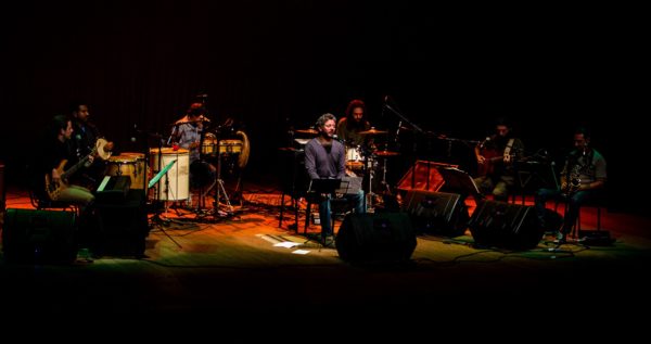 Roda Viva toca Chico Buarque no Projeto Ocidente Acústico Jornal no Palco