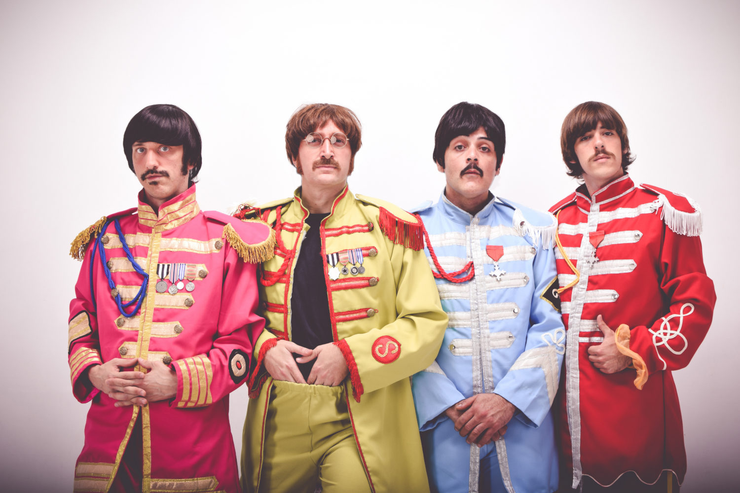 Сержант пеппер отзывы фото. Сержант Пеппер. Битлз сержант Пеппер фото. Sgt Pepper Parody. Сержант Пеппер из мультфильма.